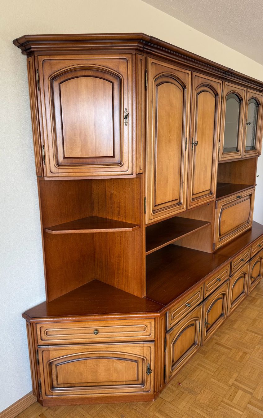 Pfister Regale: Wohnwand, Nussbaum, mit Glasvitrine und Bar – Gebraucht aus Uerikon von TT51 1
