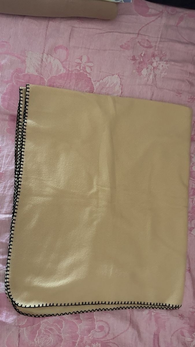 Coperte: Cozy Beige Fleece Blanket with Decorative Stitching – Usato da Genève venduto da Noemie.wrmsi