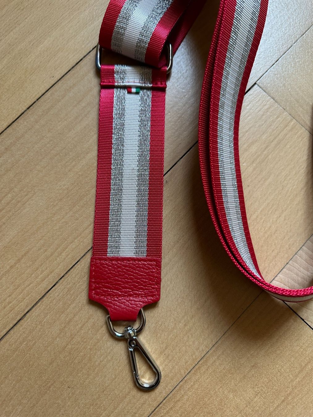 Altro in  Abbigliamento & Accessori: Taschengurt Shoulder Strap rot-silbern – Nuovo (secondo la descrizione) da Zürich venduto da Diazaio 1