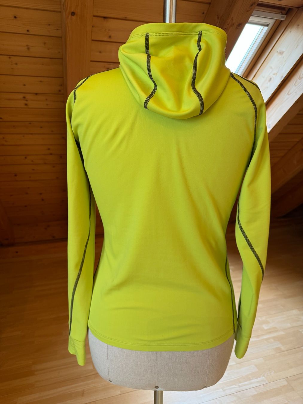 Pullover & Sweatshirts: Hochwertiger Kapuzenpullover von Sugoi – Neu (gemäss Beschreibung) aus Stäfa von Mofi8712 1