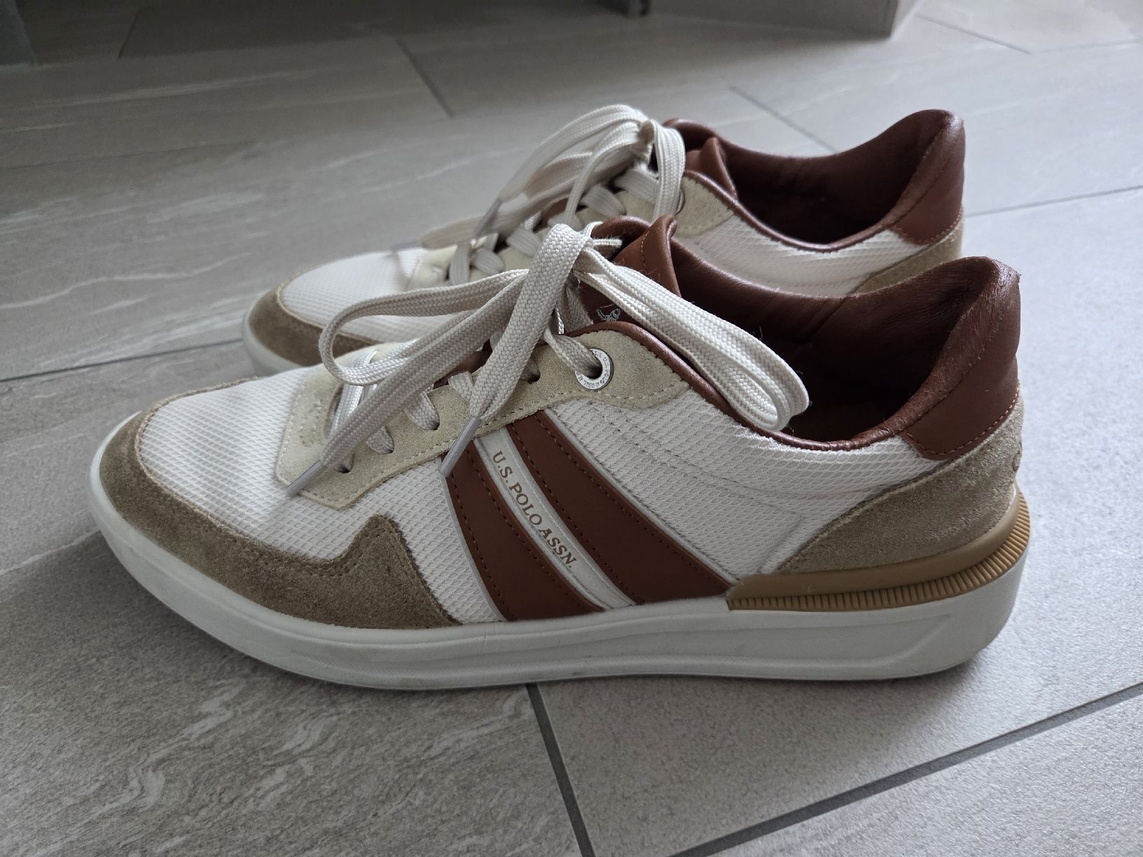 US Polo Scarpe da uomo: U.S. Polo Assn. Herren Sneaker, weiss-braun, Gr. 44, top – Usato da Wetzikon ZH venduto da mar_8jrl 1