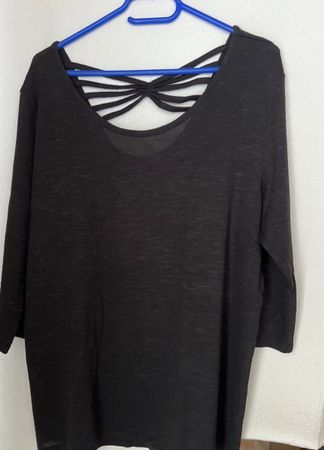 Schwarze Pullover mit speziellen Rückenteil XL
