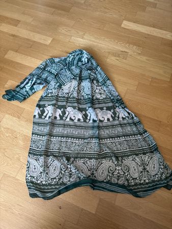 Grün-weisser Schal mit Elefantenmuster