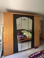 Kleiderschrank mit Spiegel