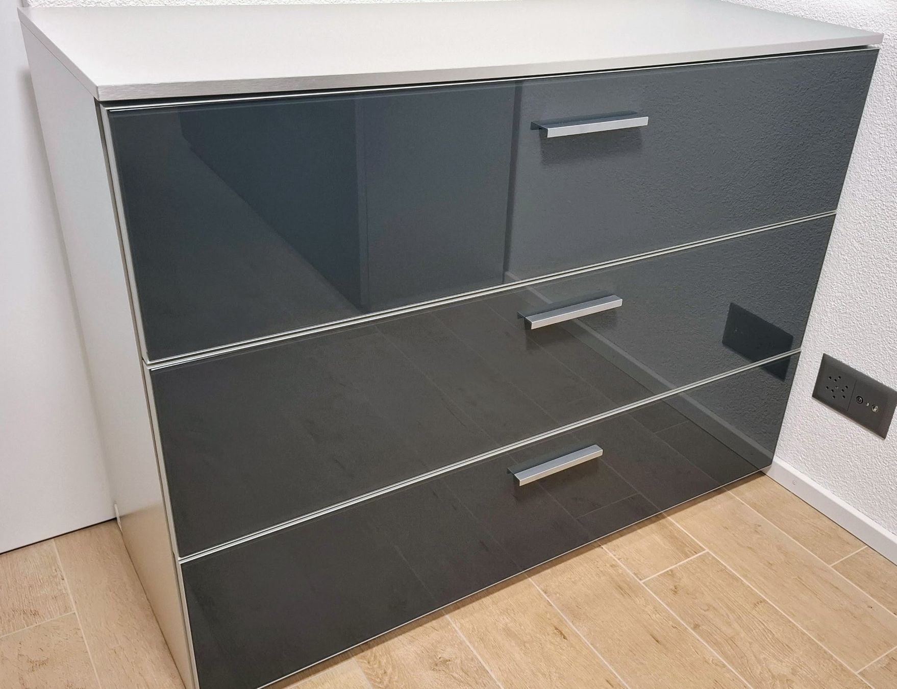 Kommoden: Kommode 3-teilig mit Metall-Korpus und Glasfront Graphit – Gebraucht aus Lengnau AG von Tschanmarco