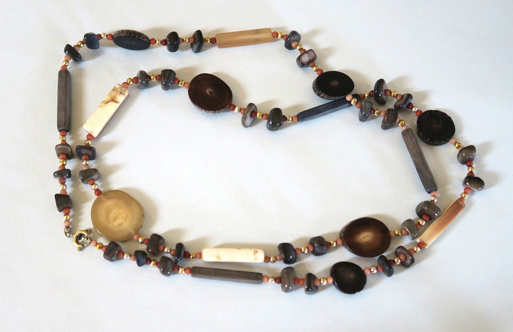 Catenine: Halskette mit verschiedenen Perlen Holz,Perlmutt .. – Usato da Brittnau venduto da marlenestone
