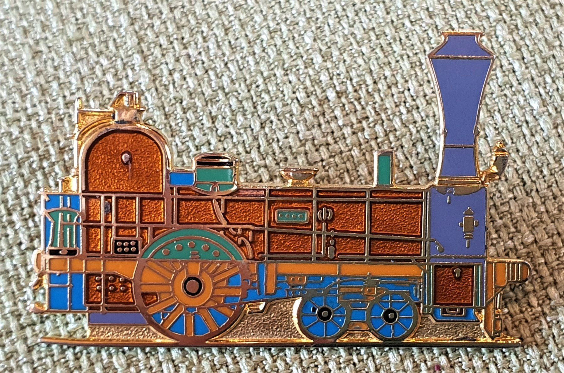 Plaketten & Abzeichen: C242 - Pin Alte Lokomotive Schweiz – Gebraucht aus Reinach BL von Boston-Verkauf