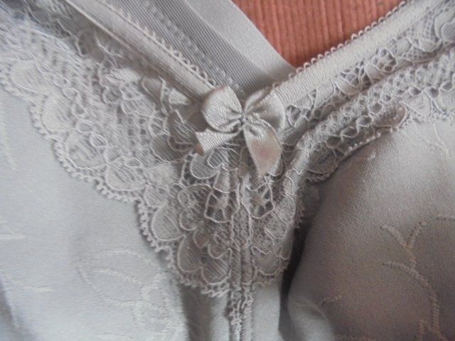 Altra biancheria intima: BH Gr. 120 Lavendel mit Spitze – Nuovo (secondo la descrizione) da Hinwil venduto da Glasperlen 1