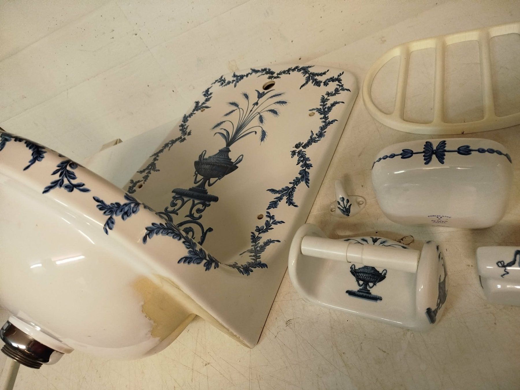 Lavabi & lavandini: Ensemble lave main et accessoires – Usato da La Chaux-de-Fonds venduto da Emmaus2300CDF 1
