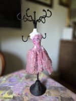 VINTAGE Grosser und hübscher Schmuckständer im Kleiderdesign