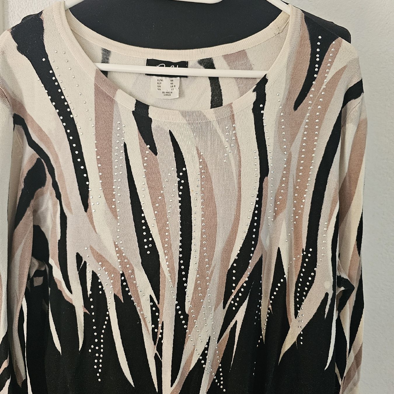 Maglioni & Felpe: Damen Pullover gemustert mit Strass Gr 44 schwarz – Nuovo (secondo la descrizione) da wolfhalden venduto da 46464646 1