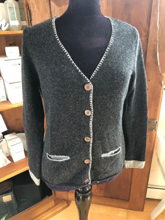 Strickjacke grau mit Ziernaht geknöpft