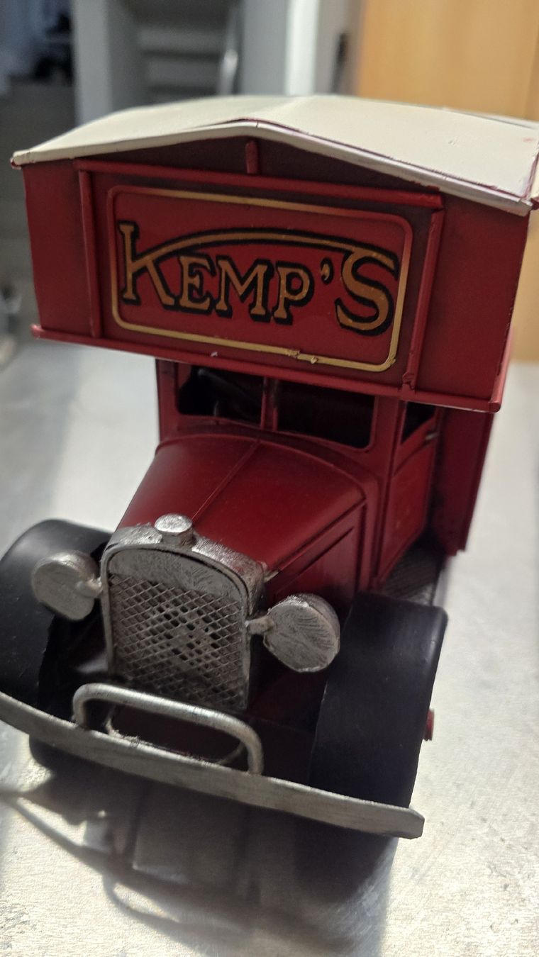 Alle Dekorationen: Blechauto Kemp's Biscuits rot Modellauto 34 cm lang – Gebraucht aus Felben-Wellhausen von vaja 1