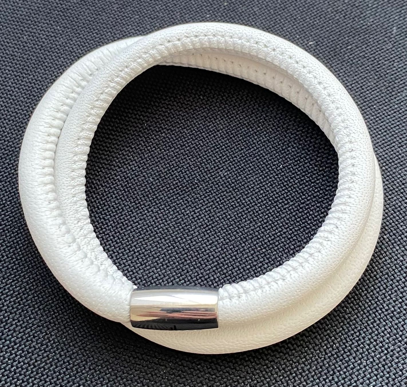 Bracciali & Braccialetti: Lederarmband 40cm, Verschluss magnetisch, weiss – Usato da Reichenburg venduto da Noxima 2