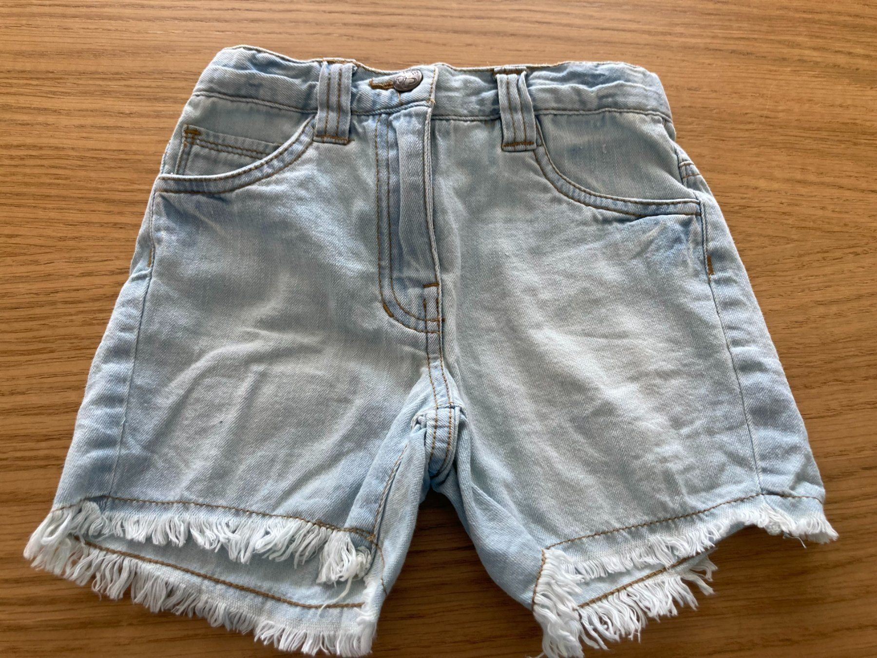 Pantaloni: Shorts mit Fransen – Usato da Muttenz venduto da Juvenile33