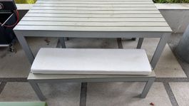 Table d'extérieur grise avec 2 bancs+coussins 160x99x75 cm