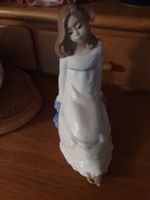 Nadal  Porzellan Figur Mädchen sitzend auf einem Stein