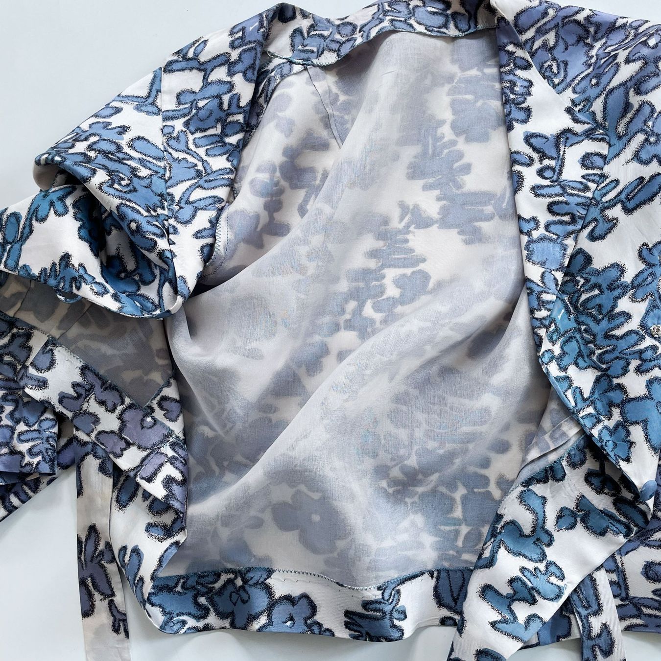 Camicette: Bluse Seide blau-weiss Wrap Bluse VINTAGE 1950s – Usato da Brüttisellen venduto da Buxus 5