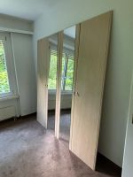 Moderner Kleiderschrank in Hellholz – 4‑türig mit Spiegel