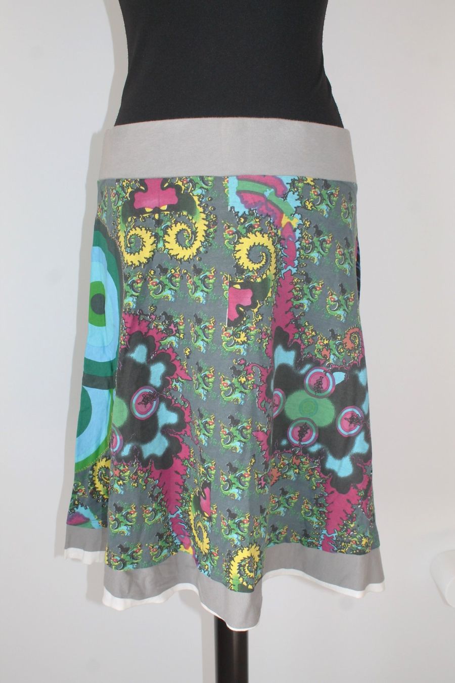 Desigual Gonne: Jupe DESIGUAL taille XL – Usato da Chez-le-Bart venduto da jasse