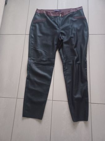 Pantalon simili cuir noir & détails marron, T. 46