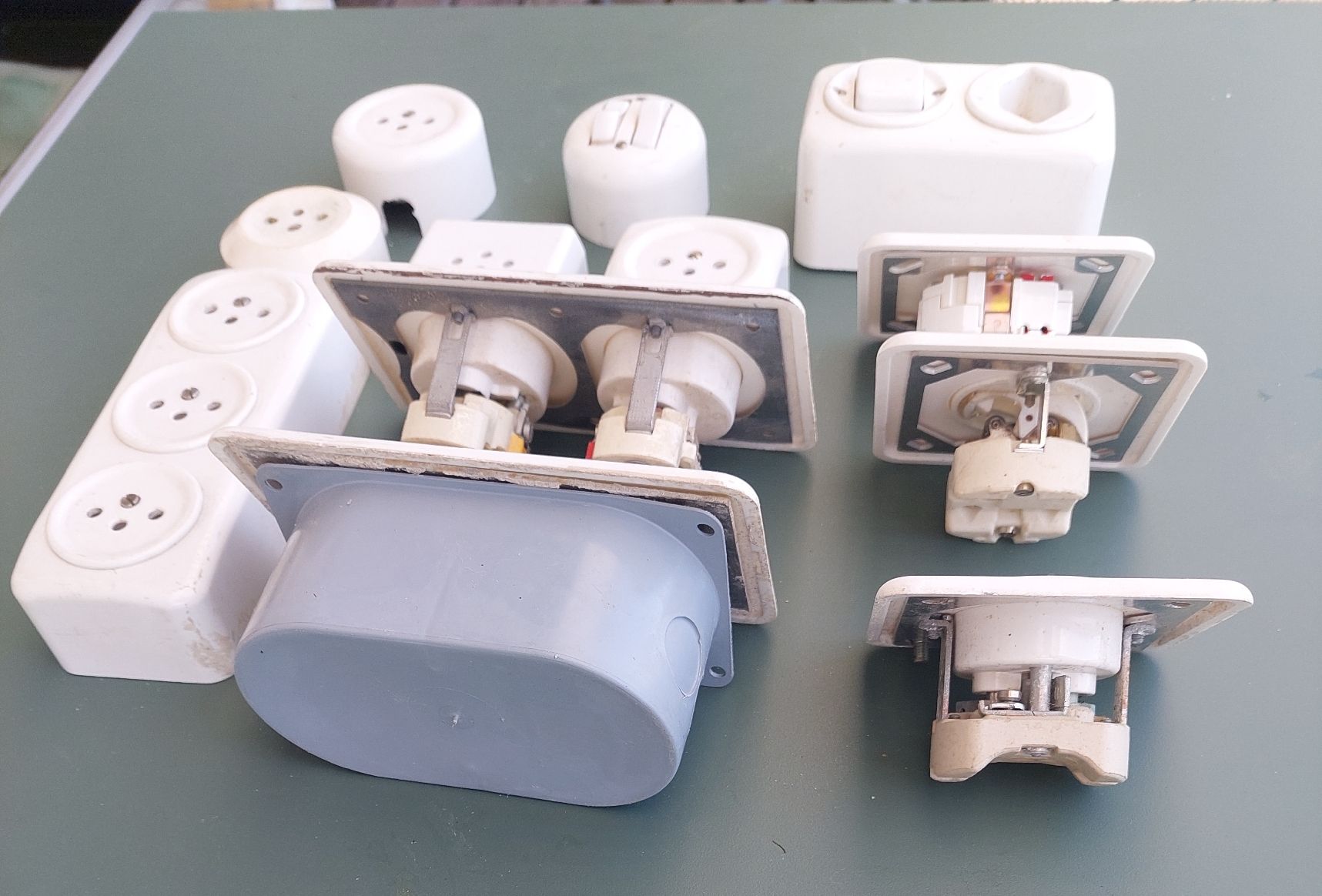 Spine: 12 Elektroinstallationsteile, Auf- und Unterputz – Usato da Zürich venduto da Cortin 4