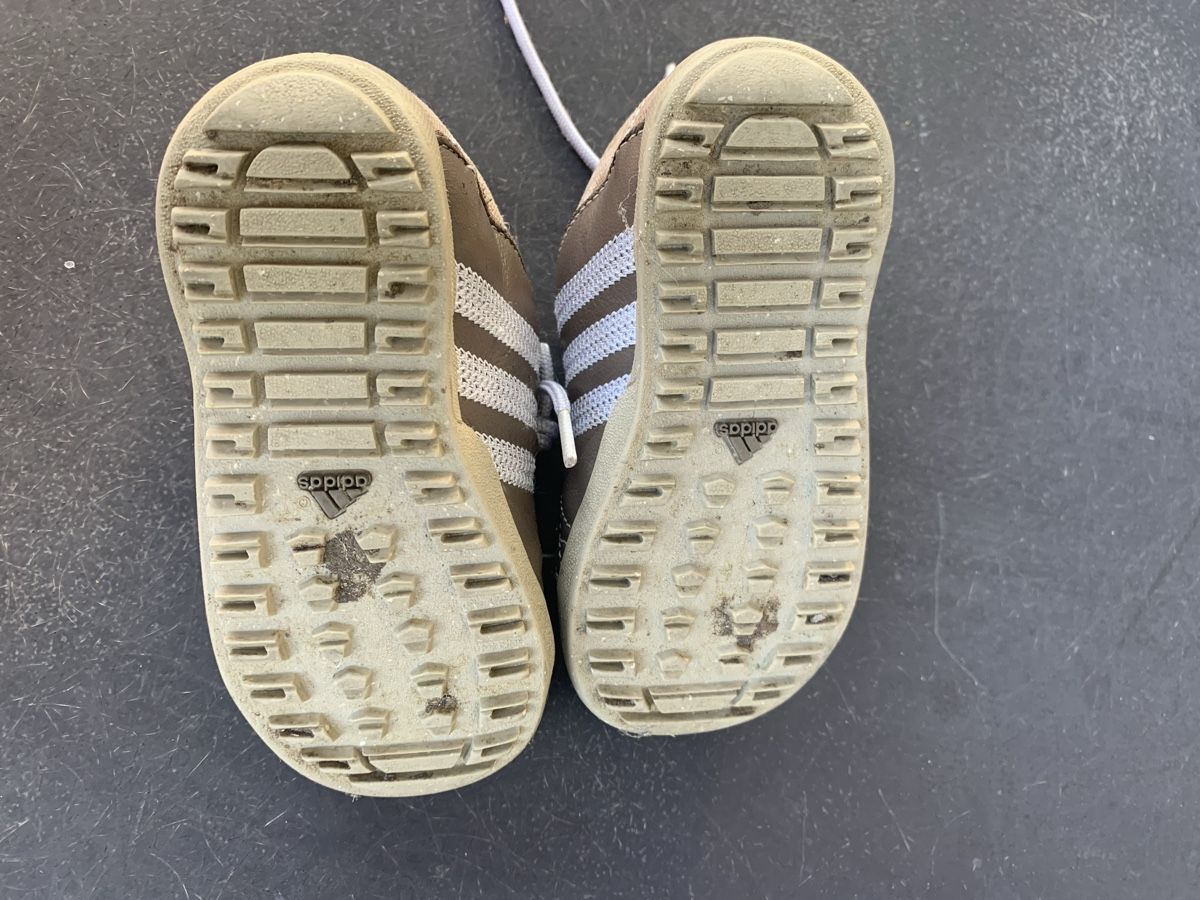 Chaussures garçon: Adidas Kinder Freizeitschuhe Grösse 21 gebraucht – D'occasion à Laufen par Twingi33 1