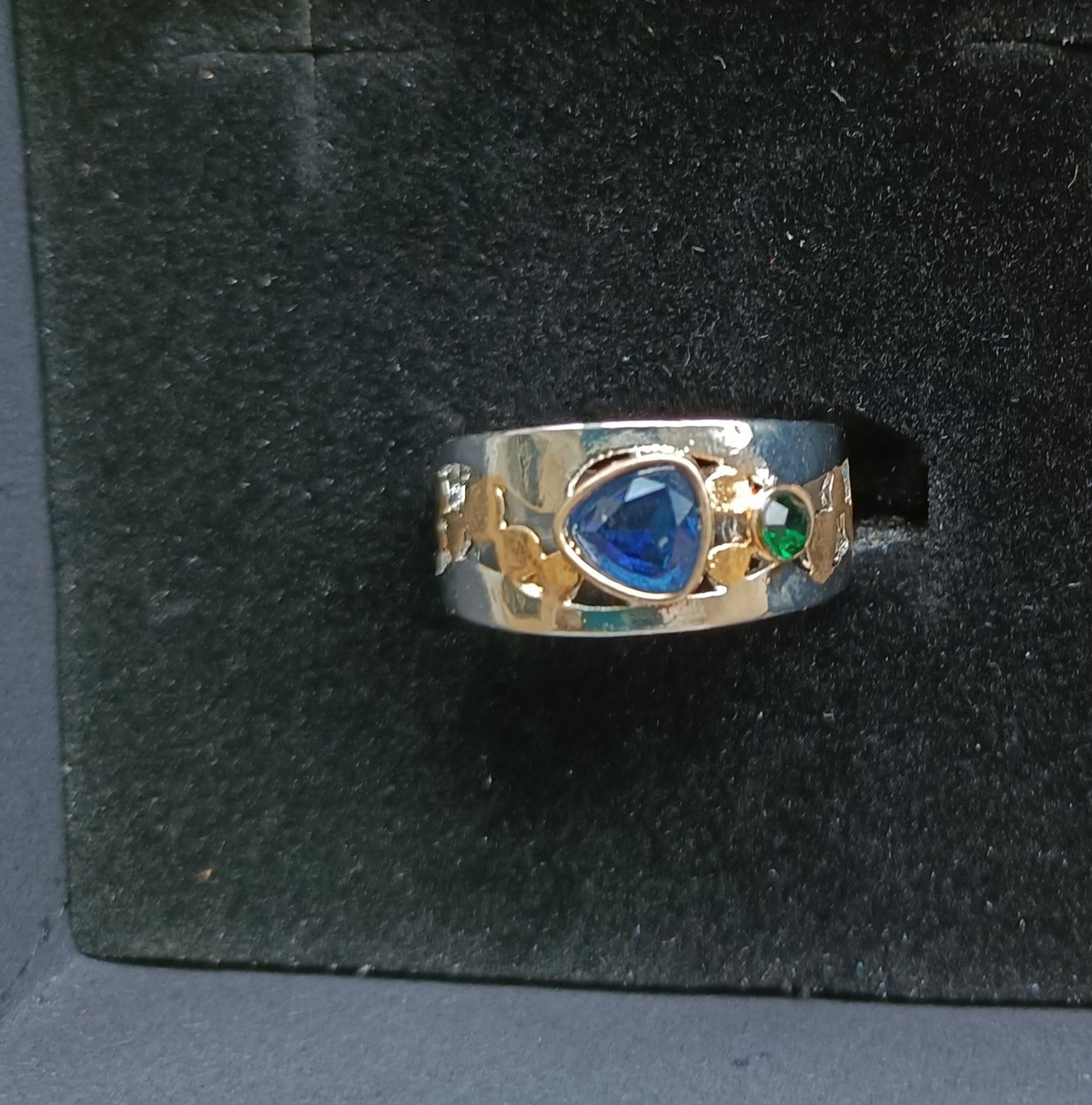 Anelli: Modeschmuck Ring mit Saphir-und Smaragd- Immitationssteinen – Nuovo e nell'imballaggio originale da Wettingen venduto da VO40
