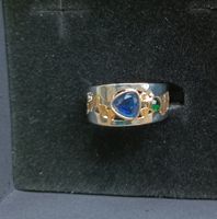 Modeschmuck Ring mit Saphir-und Smaragd- Immitationssteinen