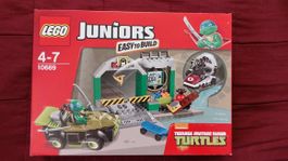 LEGO Juniors 10669 TEENAGE MUTANT NINJA TURTLES TURTLE LAIR