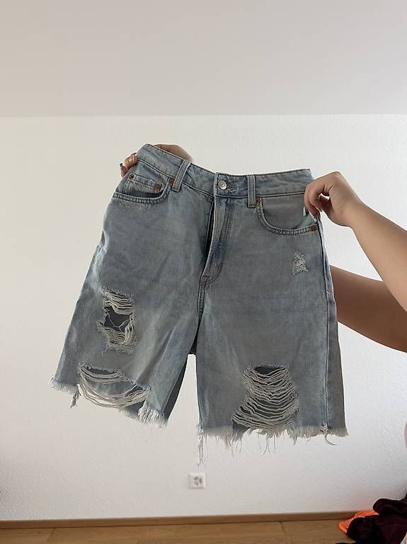 Jeans: H&M JEANS-SHORTS GR. 34 – Usato da Niederhasli venduto da agn_28zq