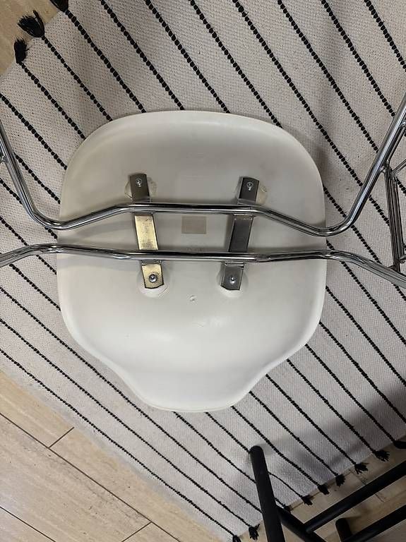Chaises: Original Vitra Eames Plastic Side Chair RE DSS  mit Beschäd – Défectueux à Herisau par anto9493 2