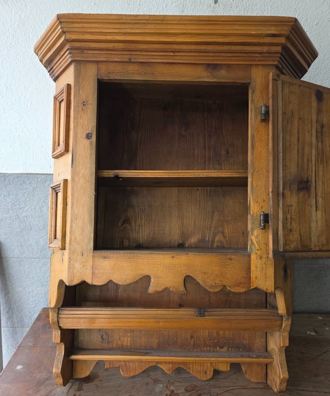Armadi: Antikes Arven-Gänterli, Wandschrank handgeschnitzt – Usato da Flums venduto da Flumsantik 1