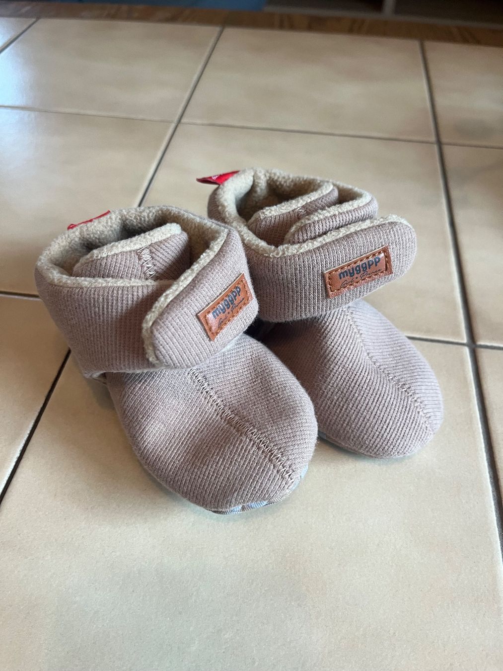 Scarpe per ragazzi: Muggeli Hausschuhe beige Grösse 22  neuwertig – Usato da Thun venduto da rai_pn76