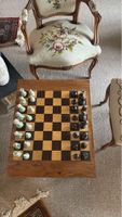 Elegantes Schachbrett aus Holz, mit Figuren, Vintage Stil