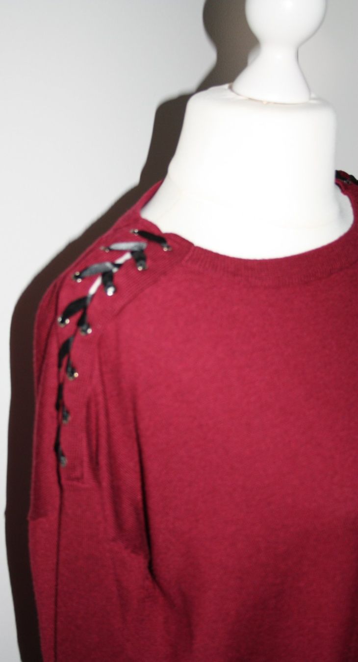 Maglioni & Felpe: Pullover weinrot mit schwarzen Satinbändern Gr. XL – Difettoso da Flüelen venduto da Diversicum-Textil 3