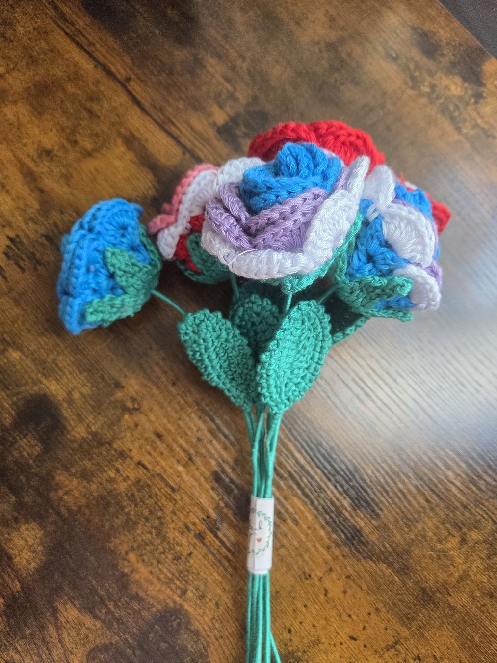 Tutte le decorazioni: Hand-knitted Rose Bouquet Multicoloured – Usato da Winterthur venduto da Maricels_Boutique 1