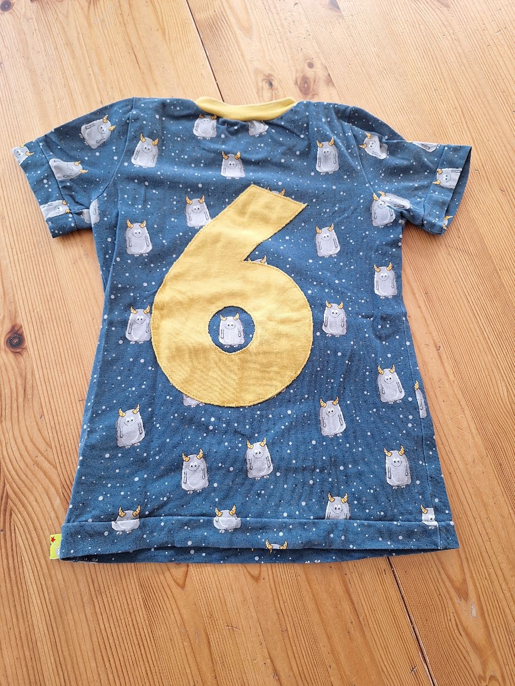 Camicie, T-shirt & Polo: selbst genähtes Geburtstagsshirt "6" 122/128 – Usato da Aesch BL venduto da ChezToKa