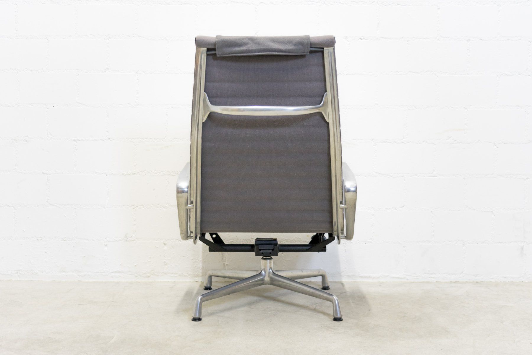 Vitra Sessel: Vitra Eames Aluminium Chair EA 124 - Lieferung möglich – Gebraucht aus Schaffhausen von Studio-Ara 8