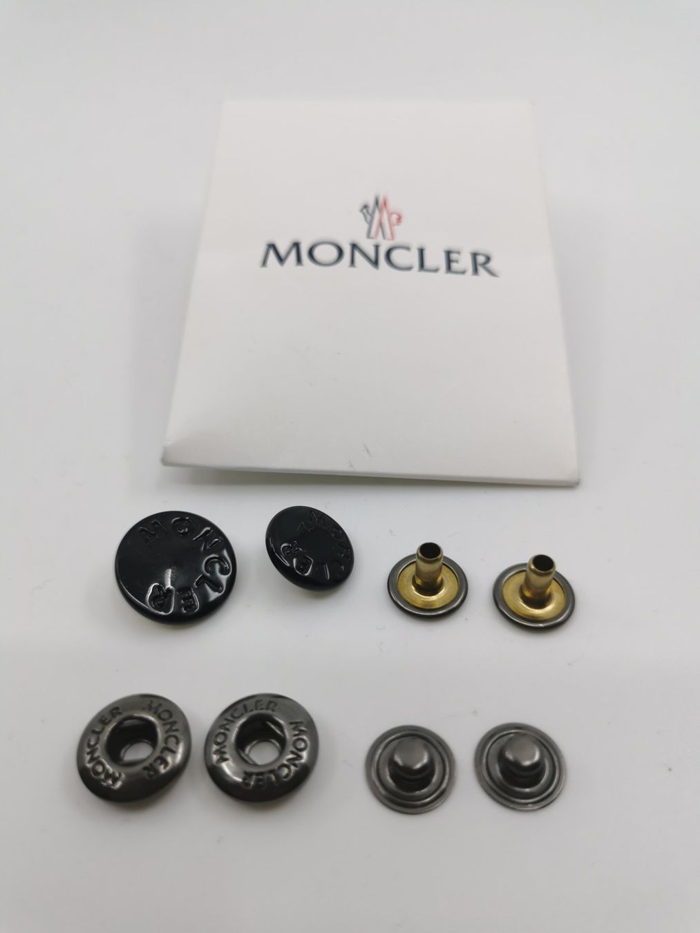 Boutons: Set de boutons original pour doudoune Moncler – Neuf avec emballage d'origine à Lutry par Brocantosaurus 1