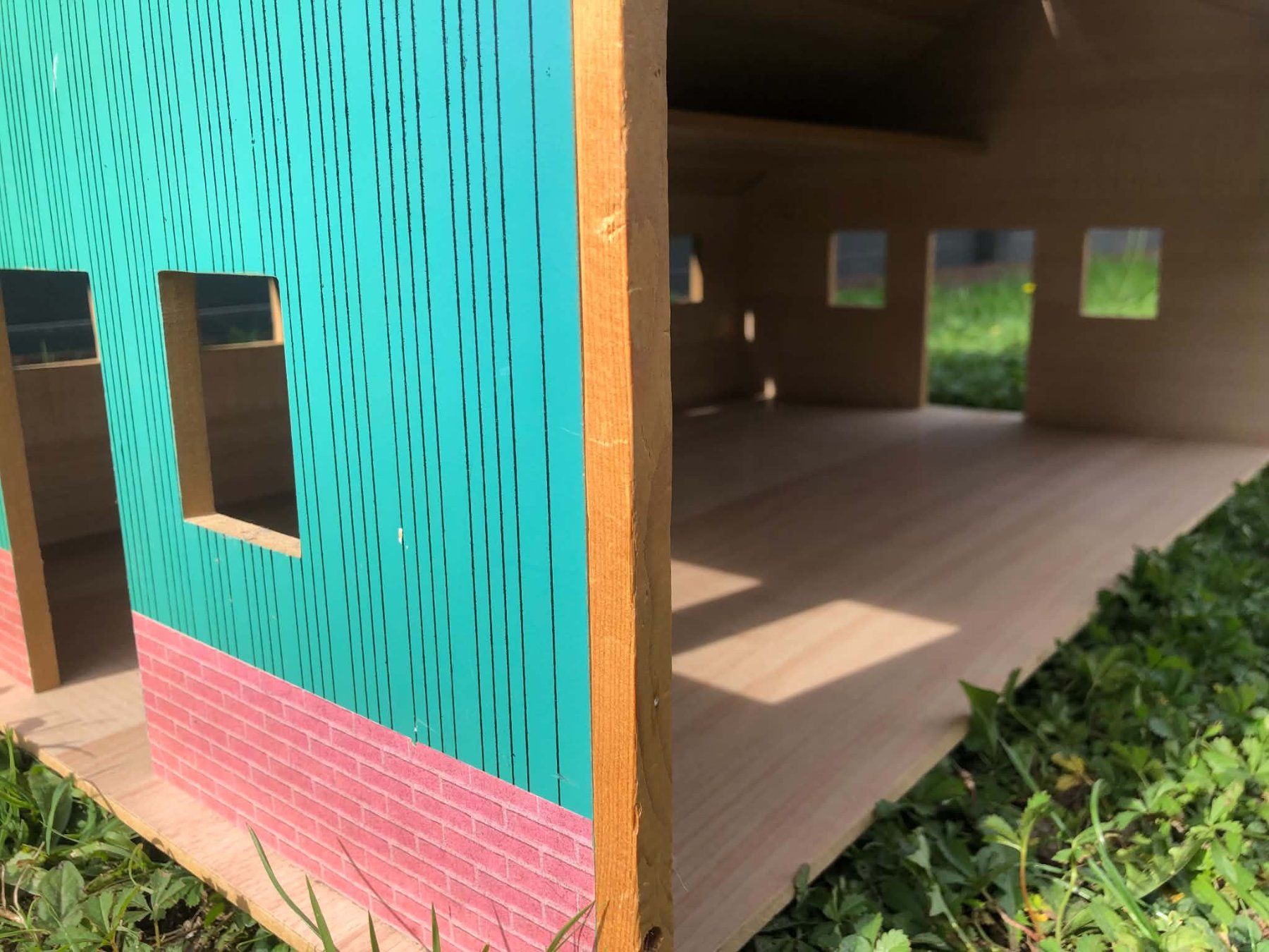 Giocattoli: Hangar à machines model reduit en bois. – Usato da Nyon venduto da BrocBox 4