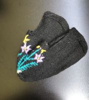 Gestrickte Hausschuhe schwarz mit Blumenmotiv Grösse 38
