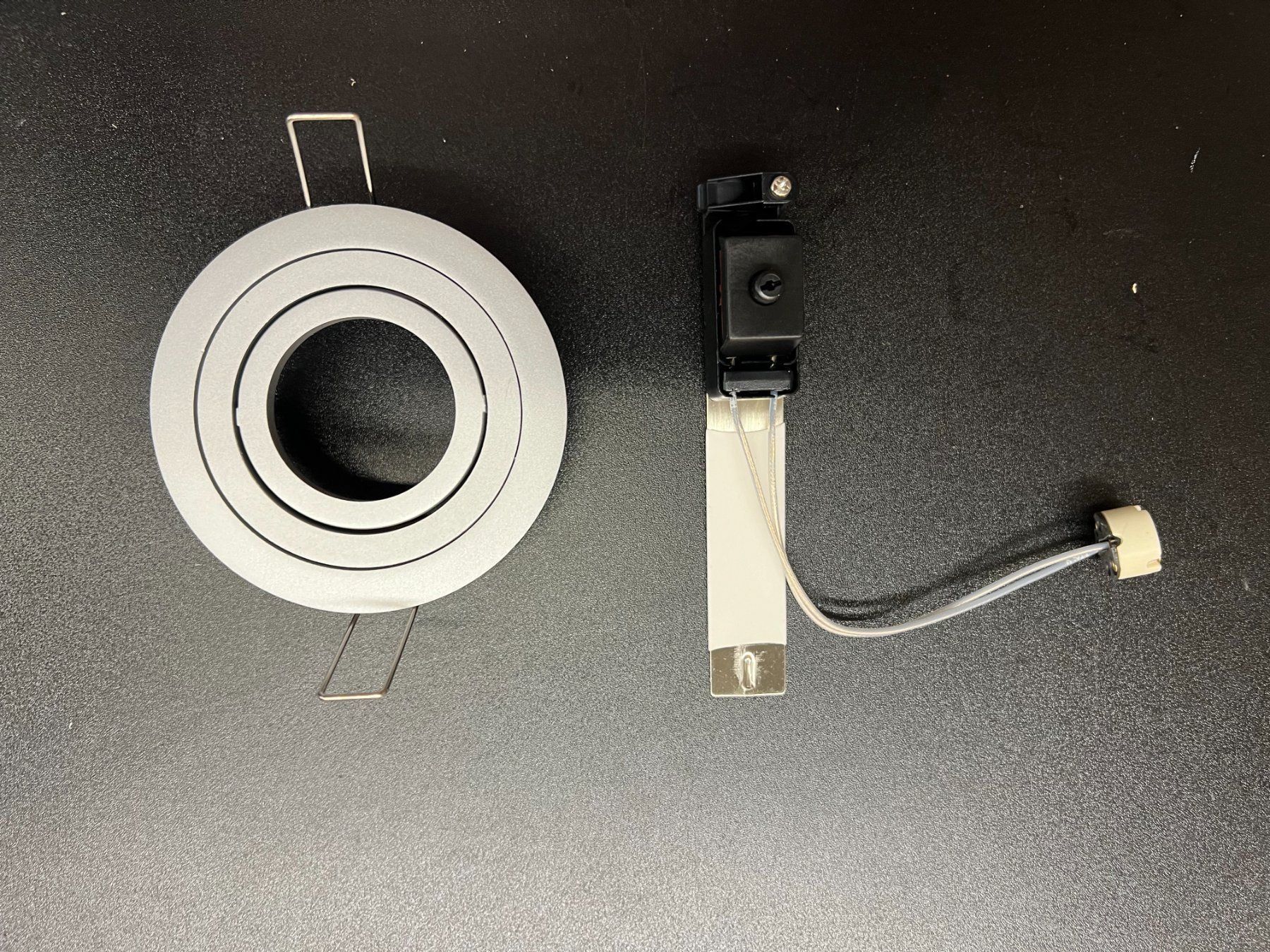 Lampade: FORMALIGHTING MULTI GIRO 16 GREY RECESSED DOWN LIGHT – Nuovo e nell'imballaggio originale da Mägenwil venduto da BackInWhite