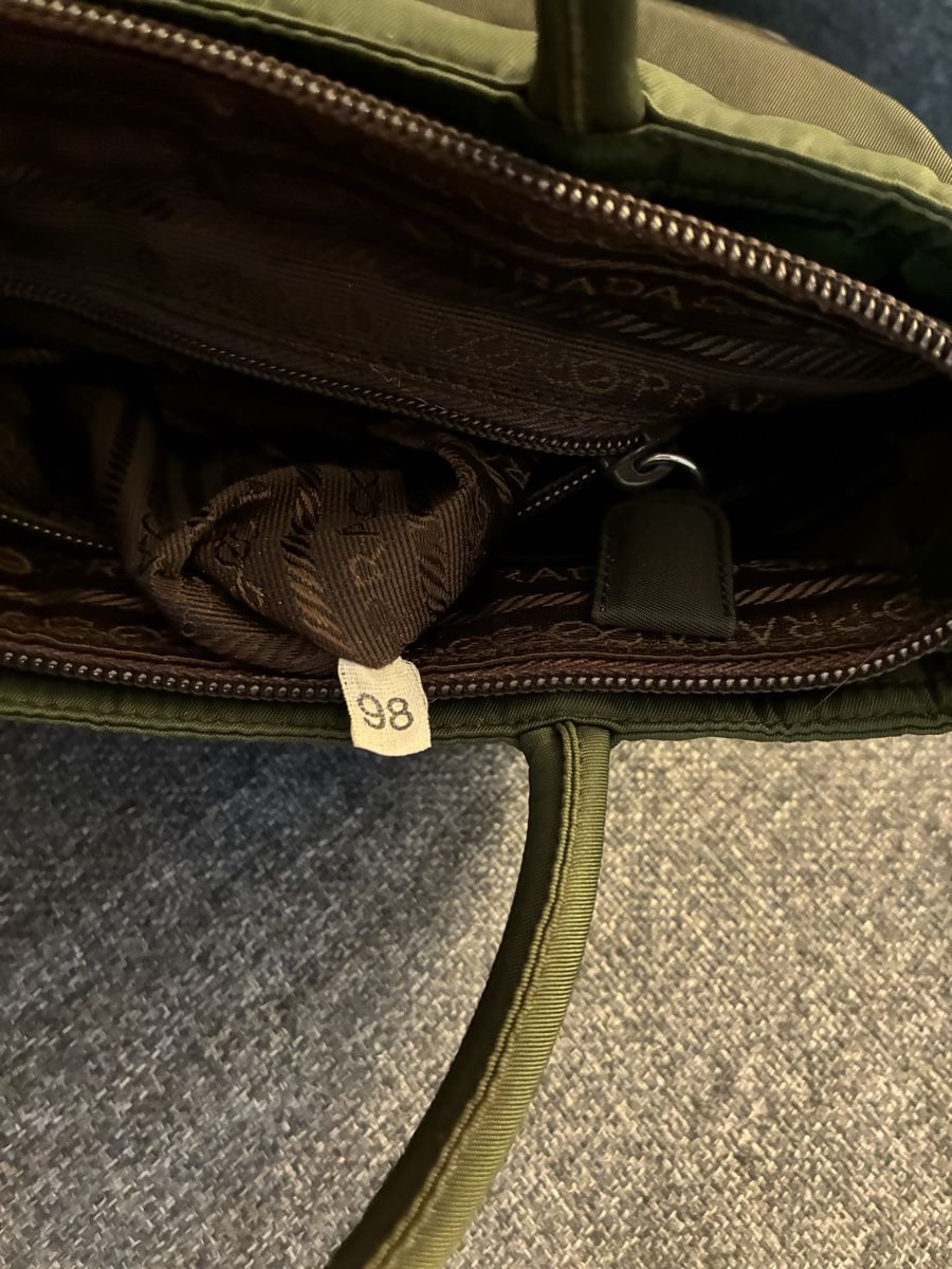 Prada Borse da donna: Sac à main Prada mini triangle en toile kaki  – Usato da Lausanne venduto da Titivintage 5