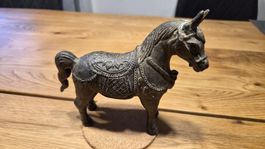 Dekorative Pferdefigur Metall alt mit feinen Verzierungen
