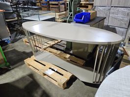 Ovaler Metall- Holztisch