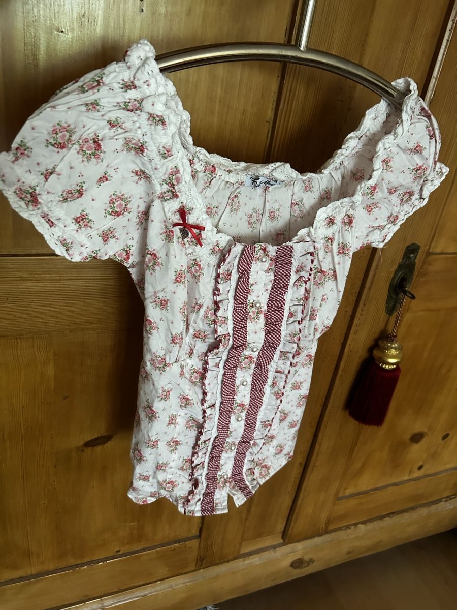Blusen: Trachtenbluse mit Blumen – Gebraucht aus Winterthur von Sunshineandrain