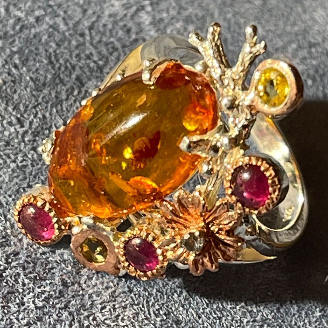 Llan Valls Joies Anelli: Natural African Red Amber & Ruby Asymmetric Gold 925SS Ring – Nuovo e nell'imballaggio originale da Birsfelden venduto da Brut