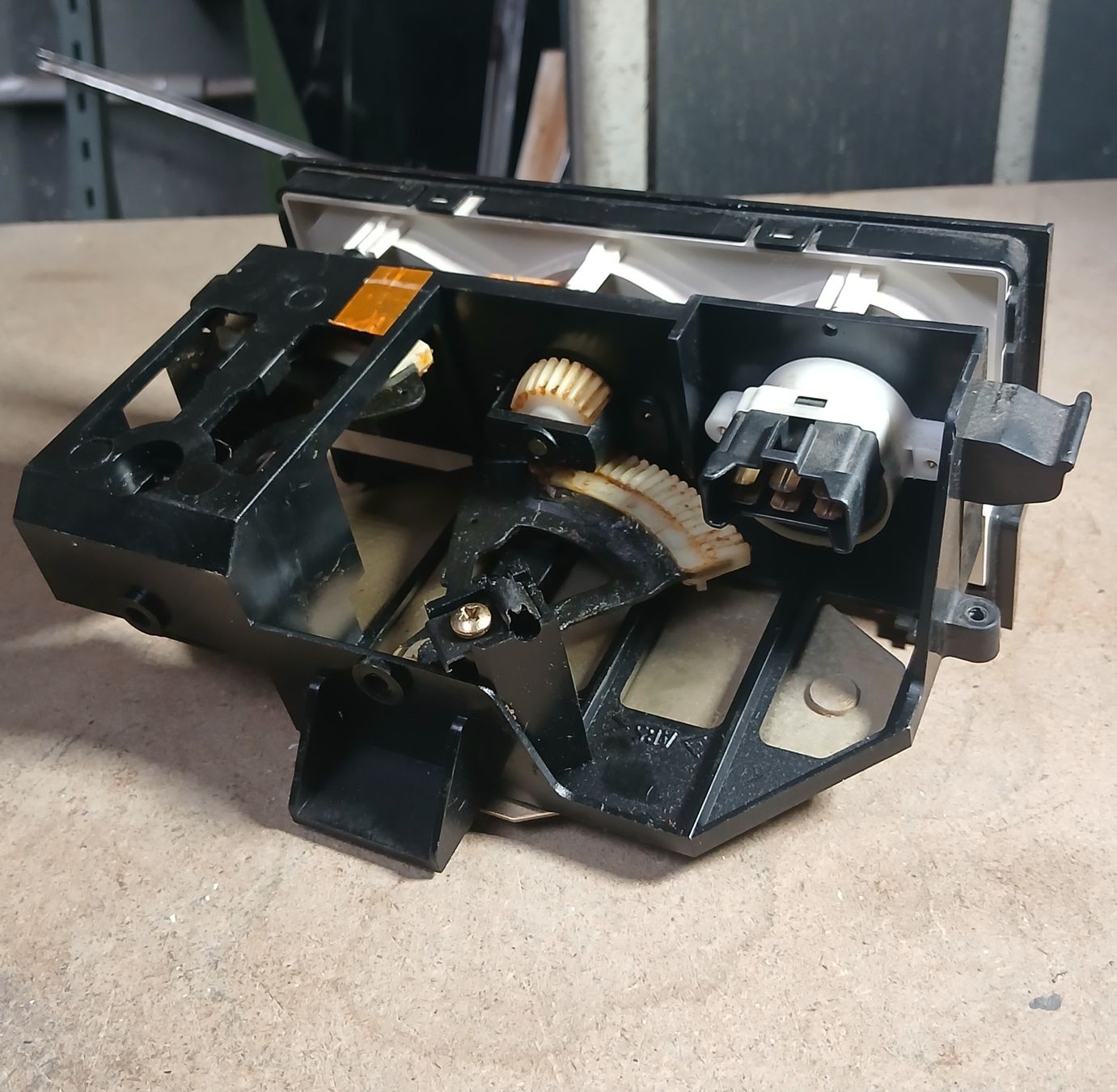 MG Tutti pezzi di ricambio auto: Commande de ventilation MG MGF  – Usato da la heutte venduto da Auto-stock 1