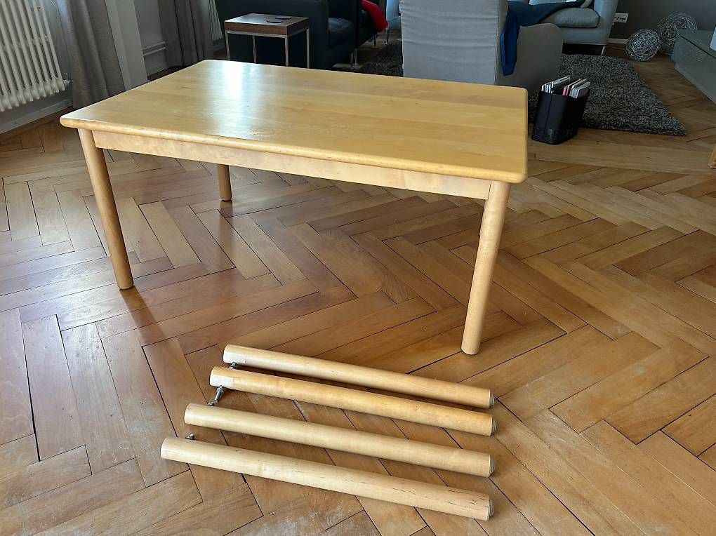 Tavoli: Massiver Kindertisch aus Birkenholz, variable Höhe – Usato da Schaffhausen venduto da RobertG01